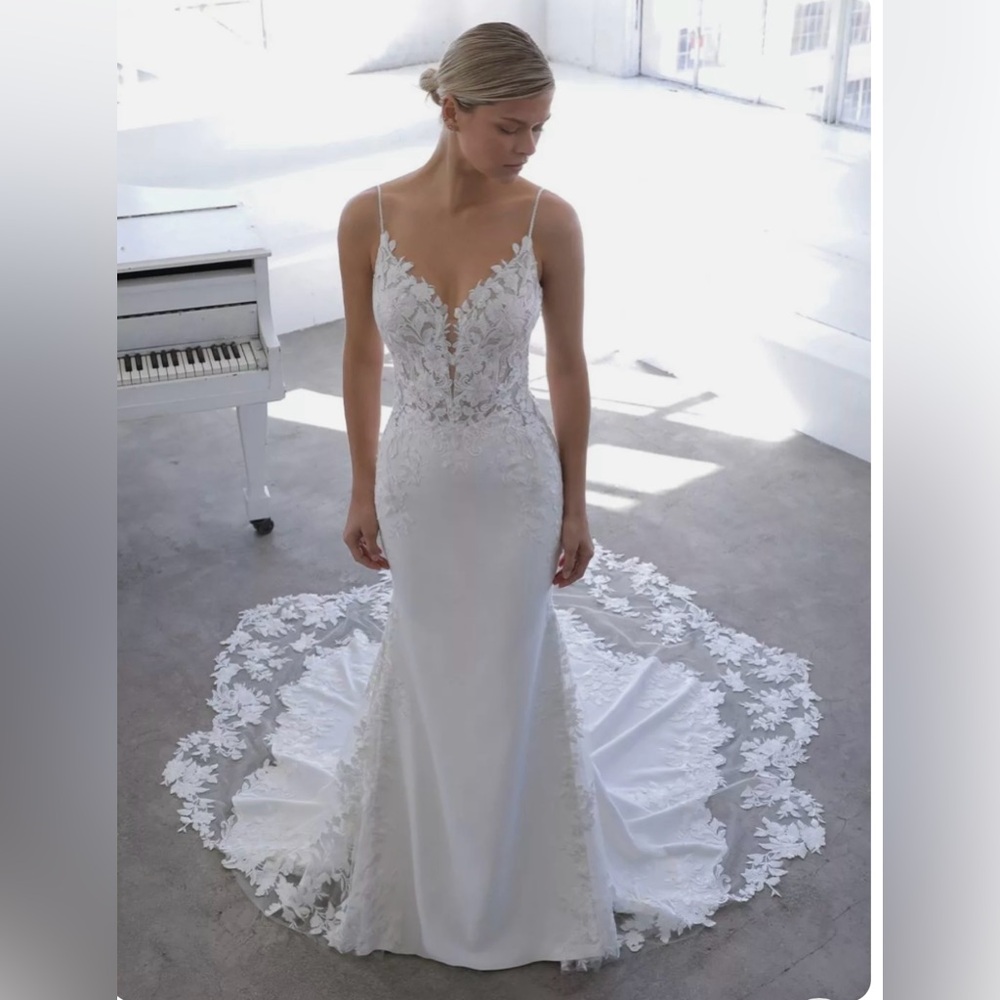 Nigella Blue by Enzoani Wedding Dress Size 6, Ivory, Worn Once, Includes VEIL!
